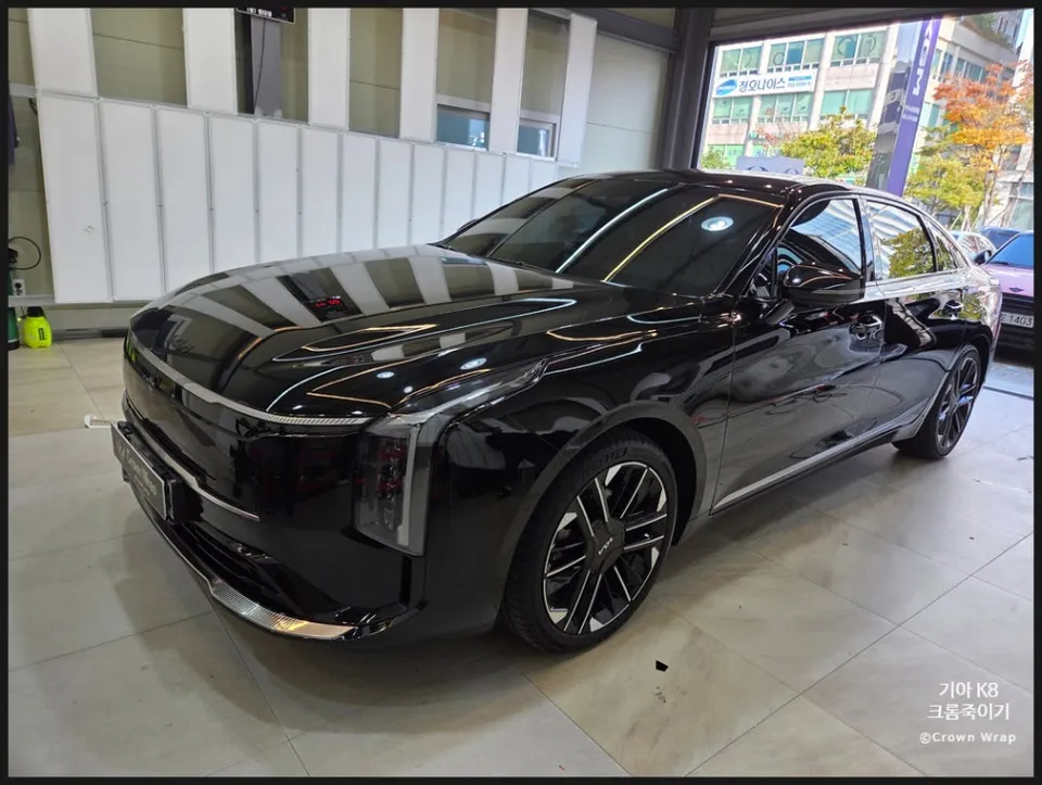Kia K8のカーラッピング事例|クローム除去と艶黒フィルム施工 施工写真 4-2