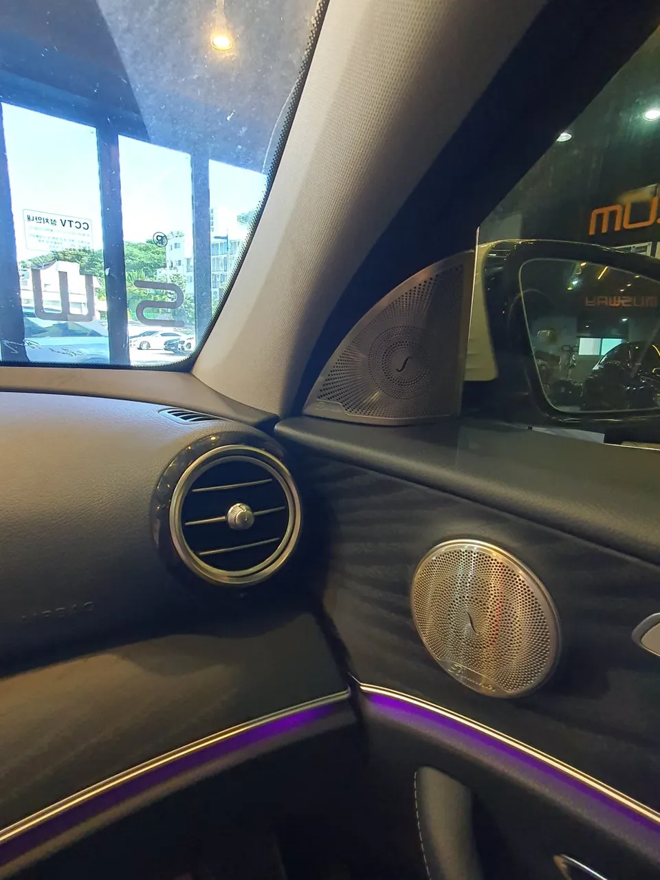 Mercedes-Benz E-Class ambient lighting - Mercedes-Benz E-Class Ambient Lighting Review photo 3