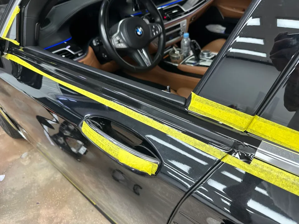 BMW 7 Seriesのカーラッピング事例|クロームをブラックに 施工写真 1-2