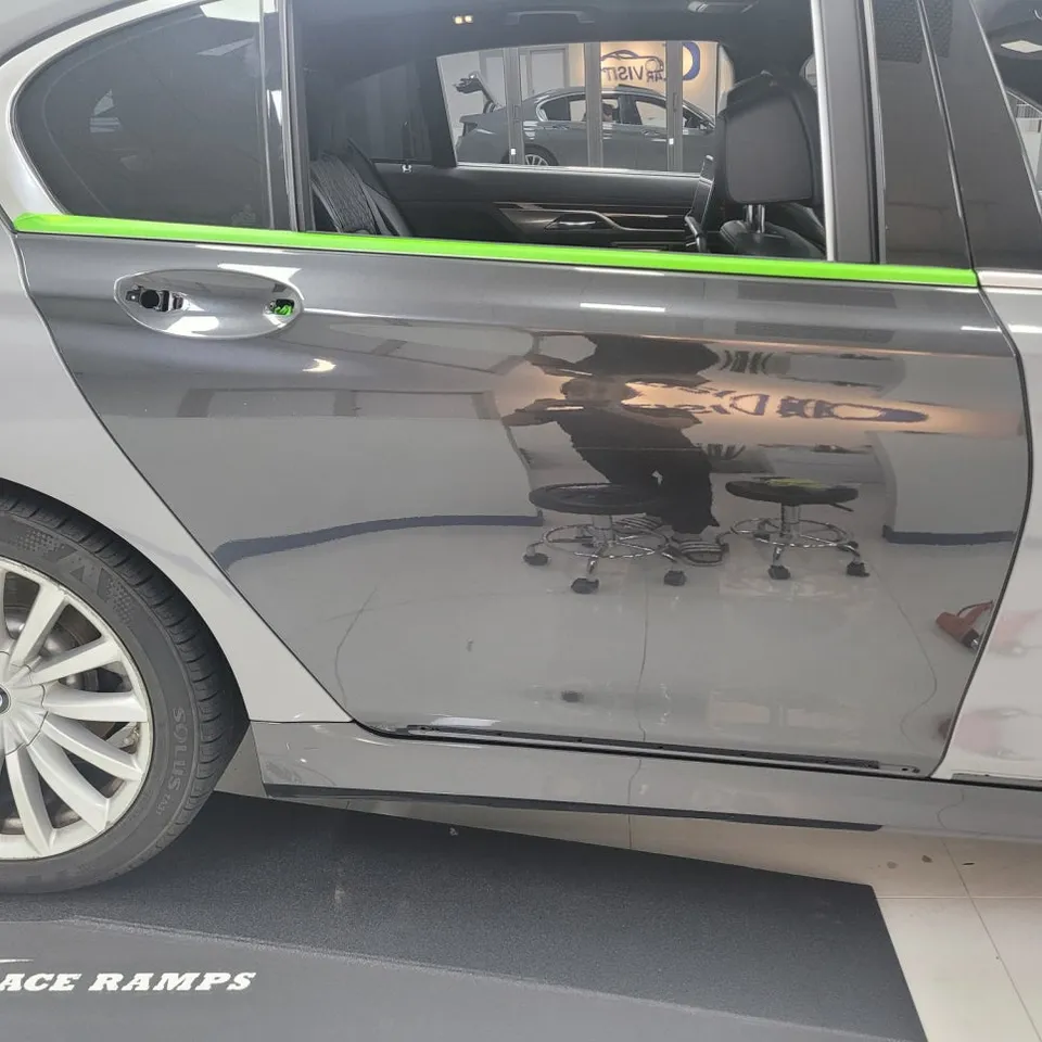 BMW 7 Seriesのカーラッピング事例|ロックグレーの高級感 施工写真 3-3