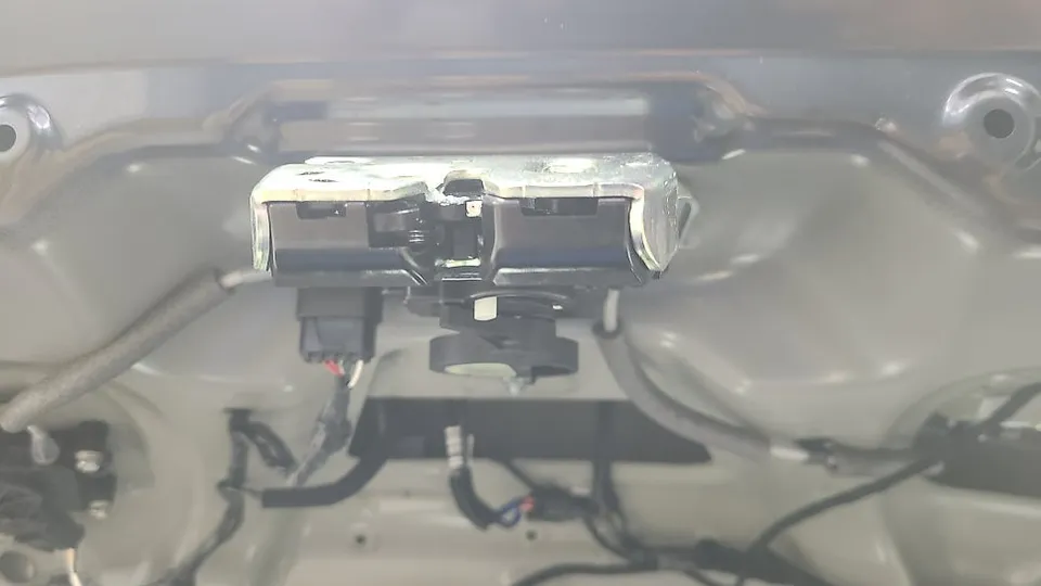 Genesis DH oem options - Genesis DH Power Trunk Upgrade Review photo 3
