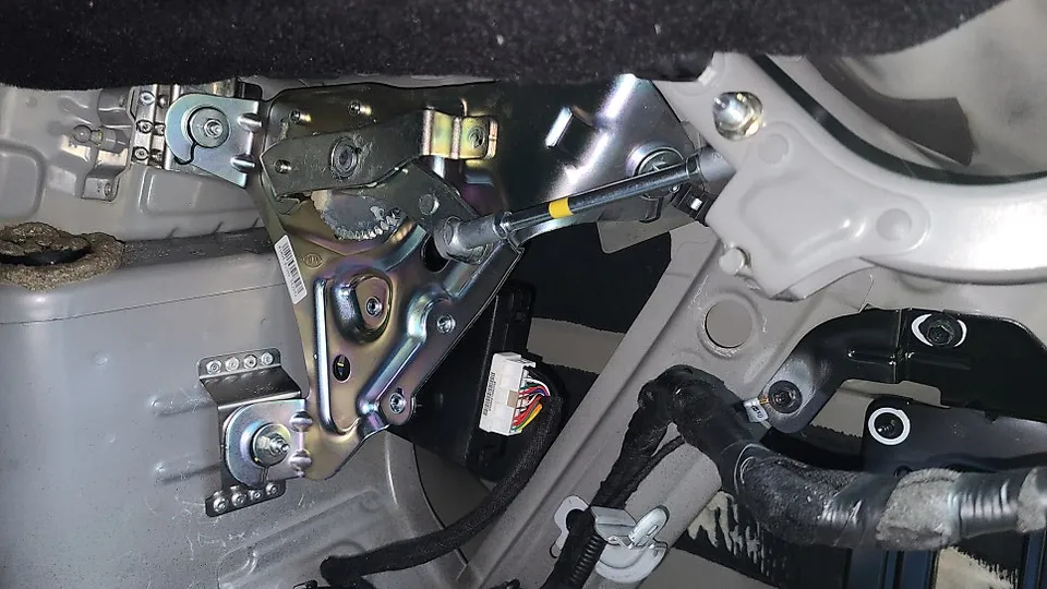 Genesis DH oem options - Genesis DH Power Trunk Upgrade Review photo 5