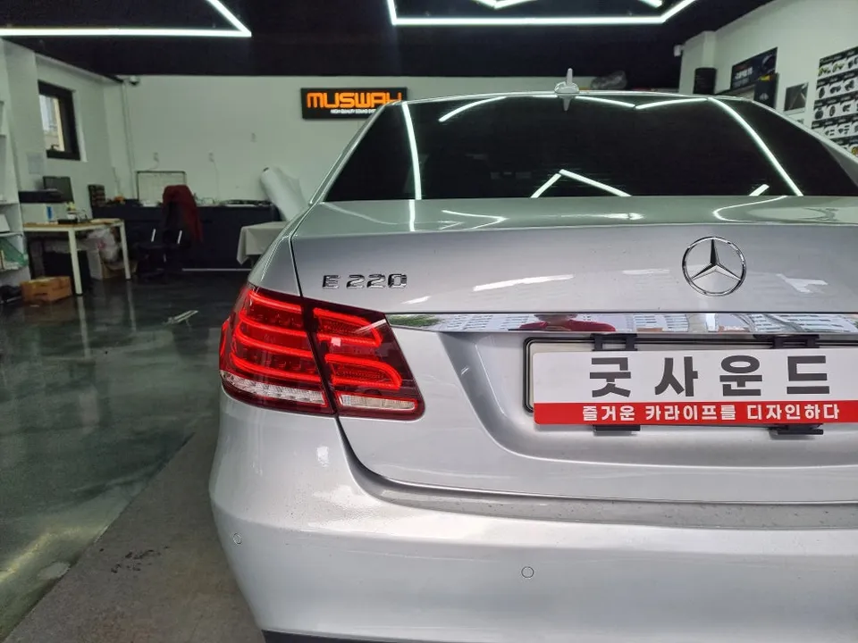 Mercedes-Benz E-Class W212のドライブレコーダー取付事例 写真