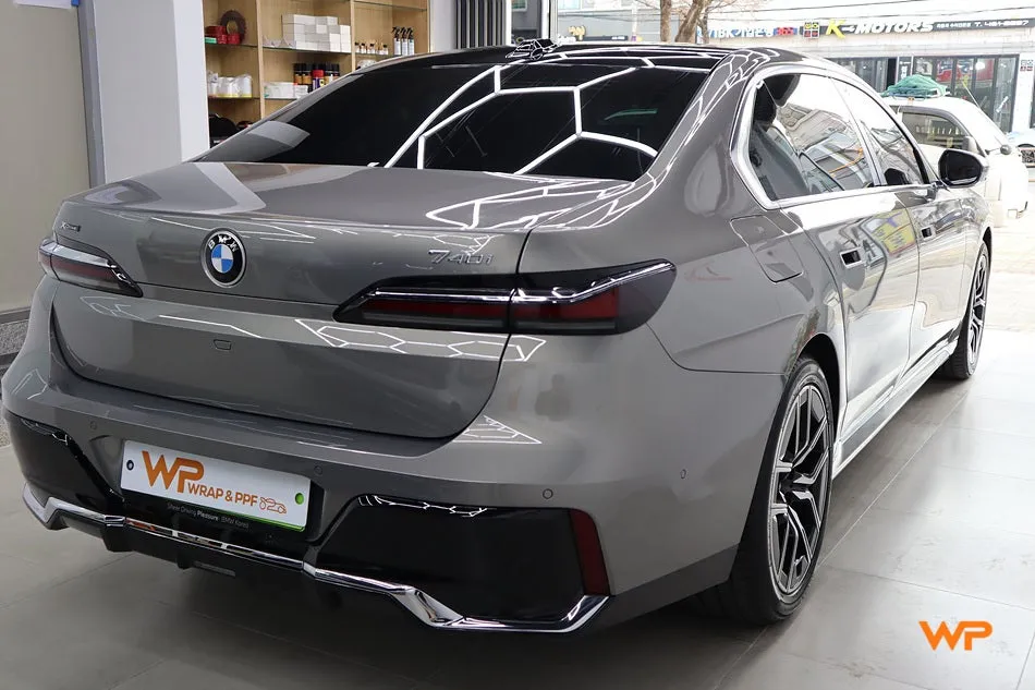 BMW 7 Seriesのカーラッピング事例|費用目安・仕上がり 施工写真 3-2