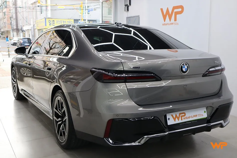 BMW 7 Seriesのカーラッピング事例|費用目安・仕上がり 施工写真 2-3