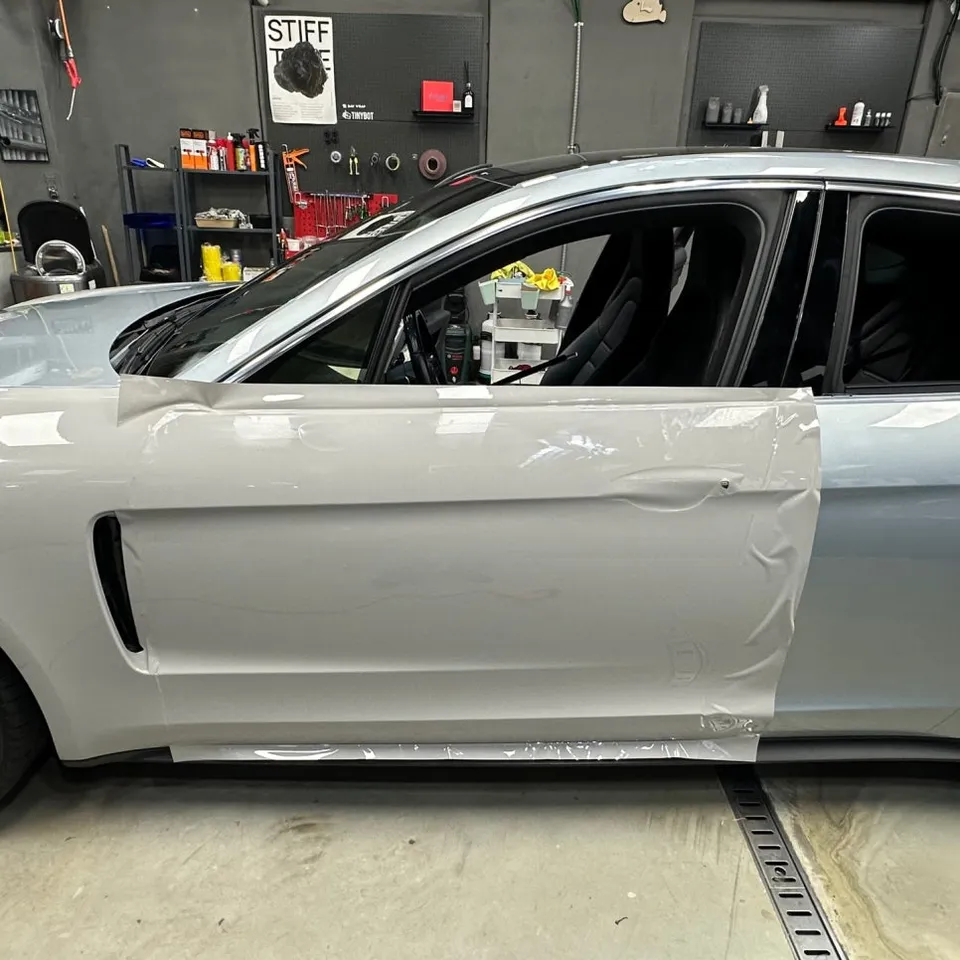 Porsche Panameraのカーラッピング事例|ブラバド クレヨン色 施工写真 3-1