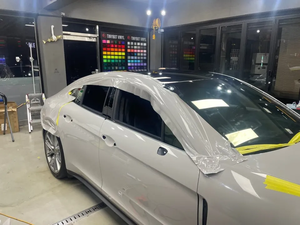 Porsche Panameraのカーラッピング事例|ブラバド クレヨン色 施工写真 1-3