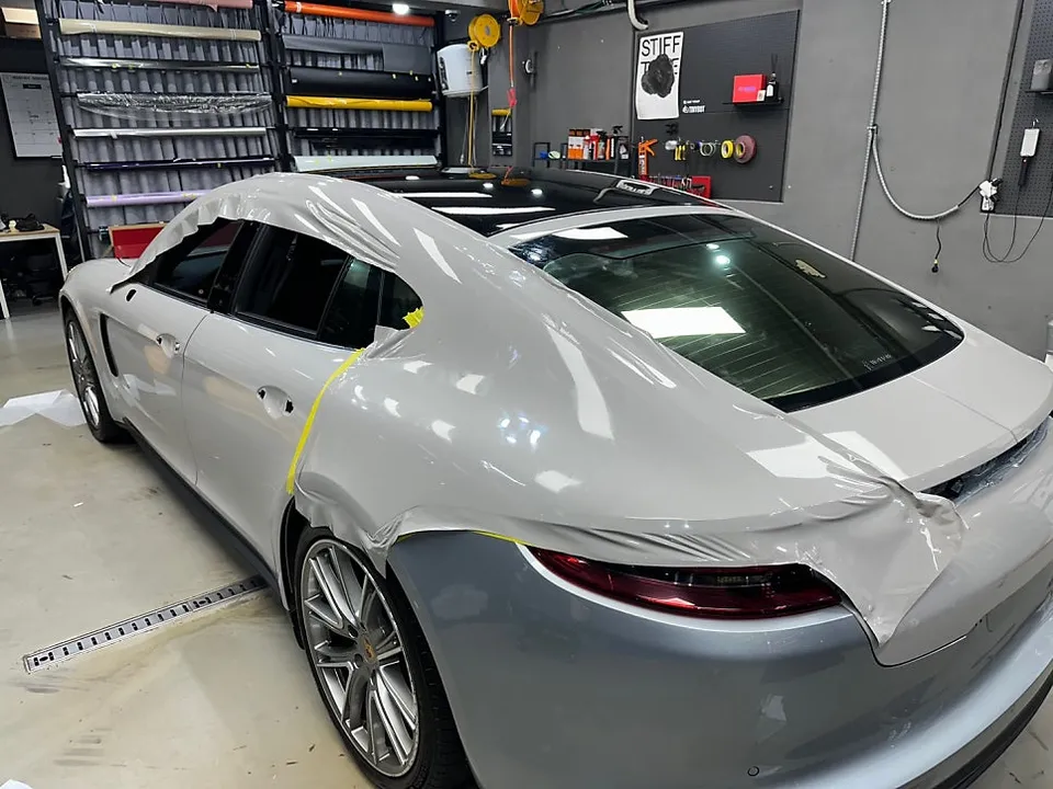 Porsche Panameraのカーラッピング事例|ブラバド クレヨン色 施工写真 3-3