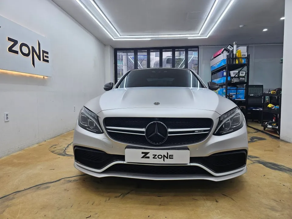 メルセデス・ベンツ W205 Cクラスのカーラッピング事例 施工写真 1-2