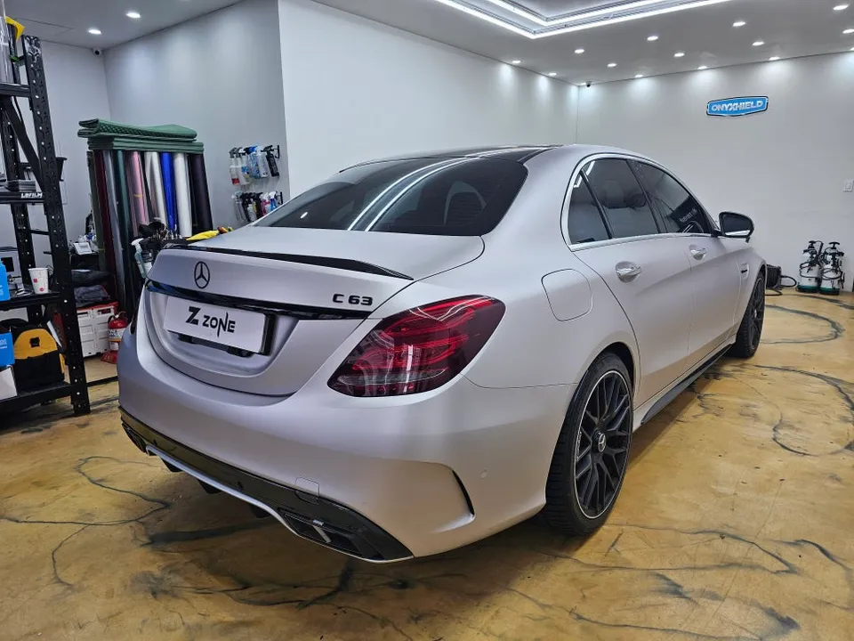メルセデス・ベンツ W205 Cクラスのカーラッピング事例 施工写真 3-2