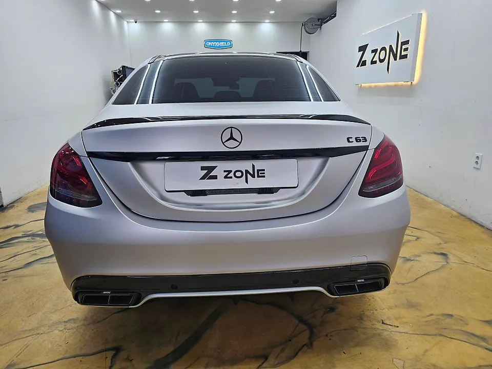 メルセデス・ベンツ W205 Cクラスのカーラッピング事例 施工写真 2-3