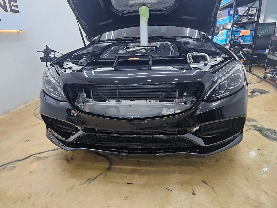 メルセデス・ベンツ W205 Cクラスのカーラッピング事例 施工写真 3-3