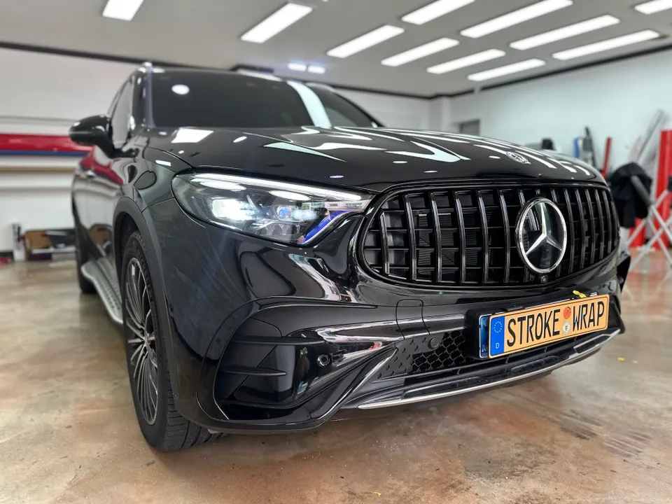 Mercedes-Benz GLCのカーラッピング事例：クロームパーツのブラックアウト 施工写真 1-1