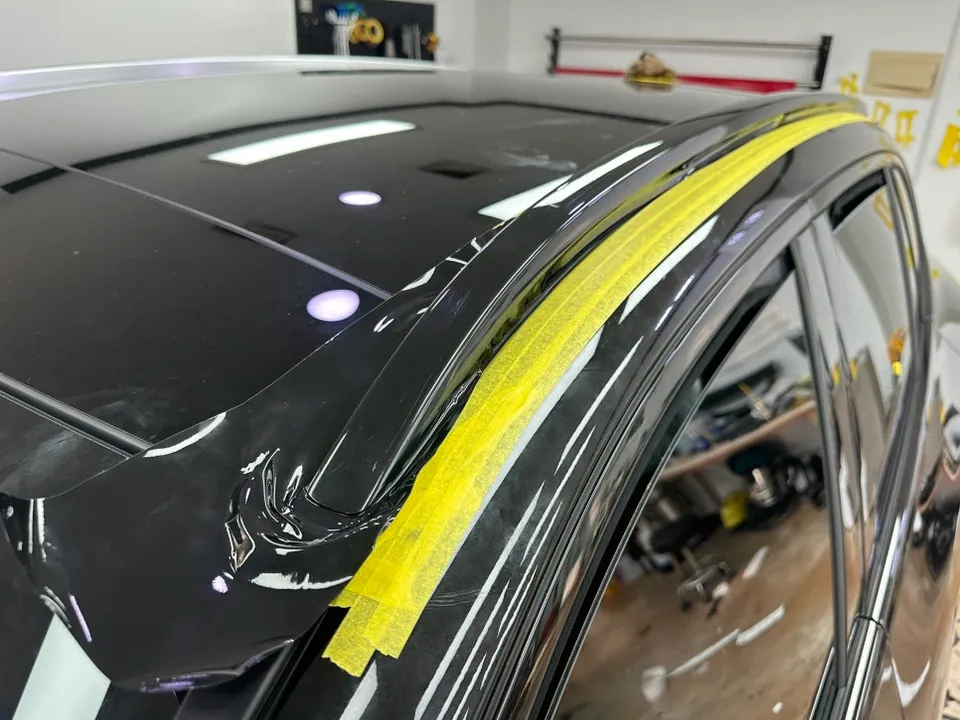 Mercedes-Benz GLCのカーラッピング事例：クロームパーツのブラックアウト 施工写真 3-2