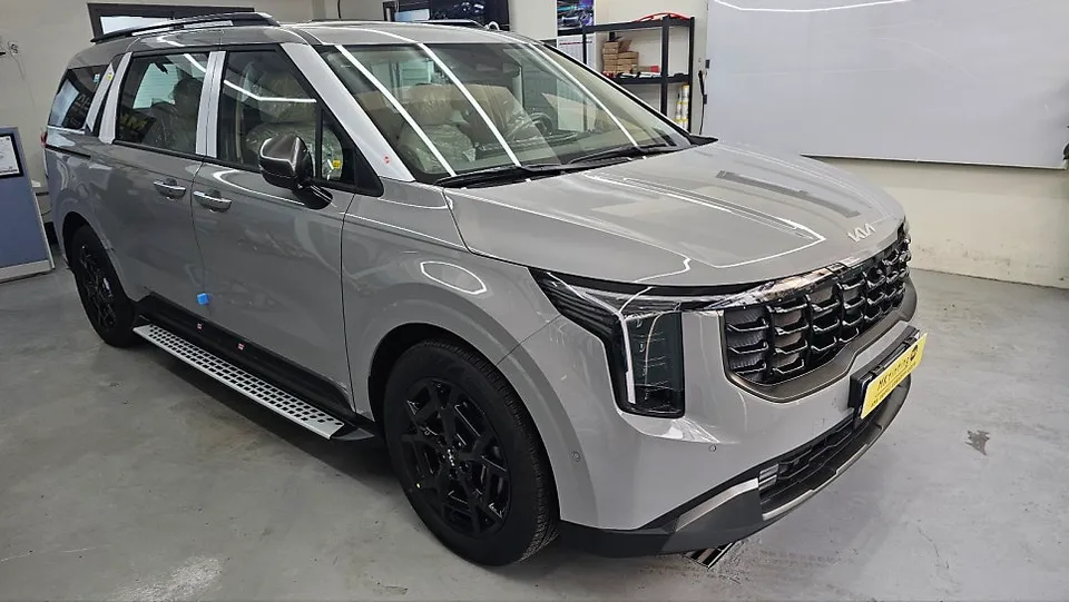Kia Carnivalのカーフィルム施工事例:費用目安と仕上がり 施工写真 1-1