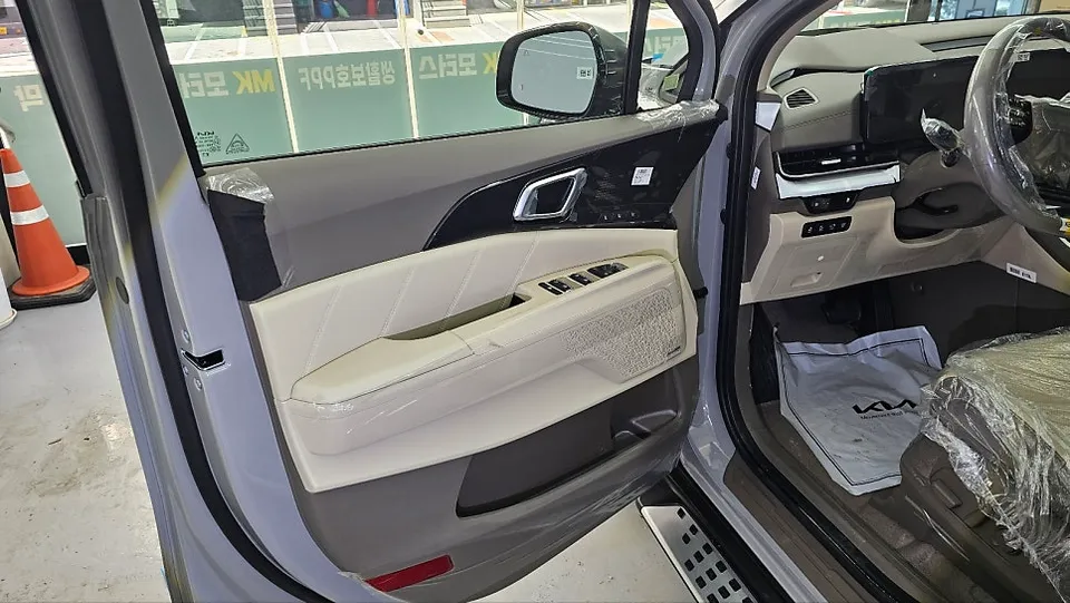 Kia Carnivalのカーフィルム施工事例:費用目安と仕上がり 施工写真 2-3