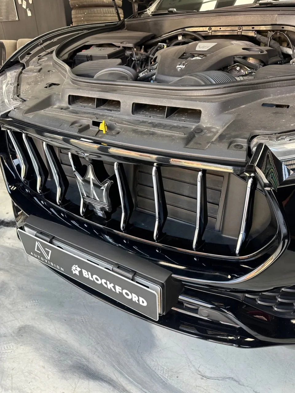 Maserati Levanteのカーラッピング事例｜クロームパーツのブラックアウト 施工写真 1-2
