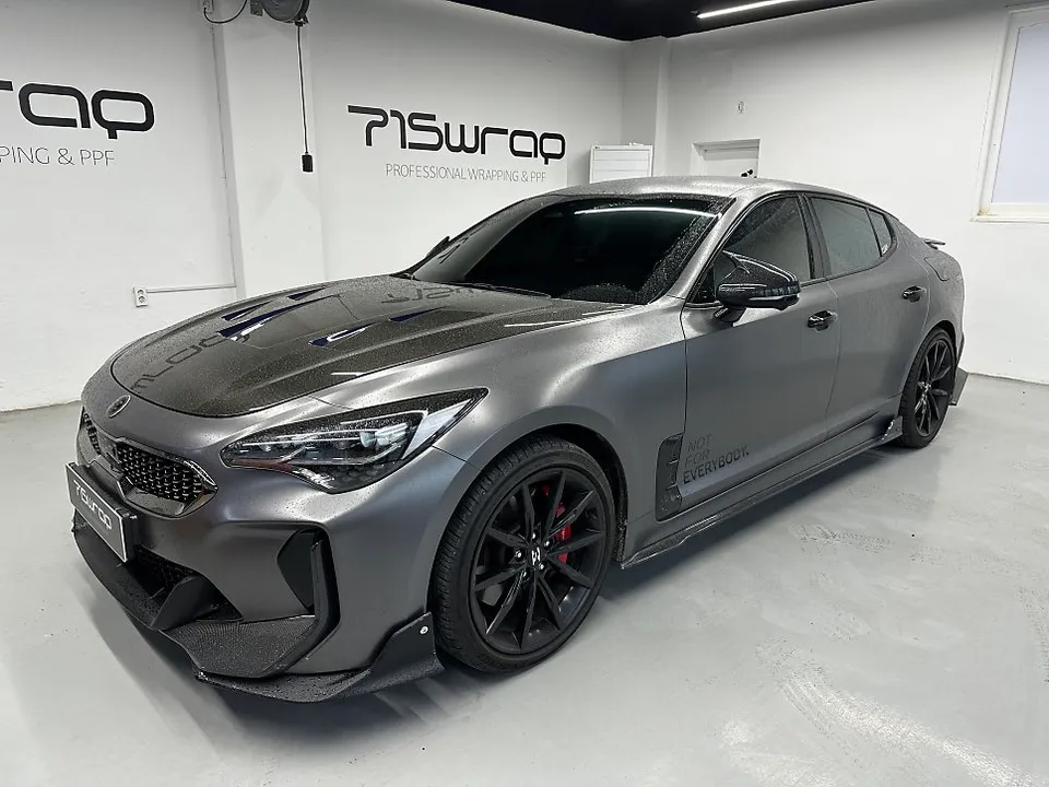 Kia Stingerのカーラッピング事例|グロス クールグレーへの変貌 施工写真 2-1