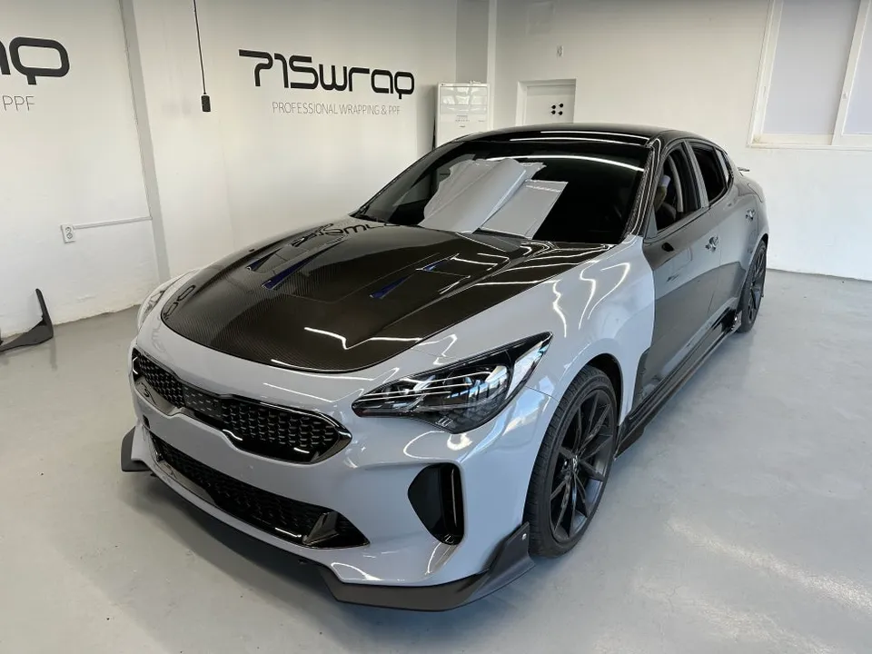 Kia Stingerのカーラッピング事例|グロス クールグレーへの変貌 施工写真 1-3