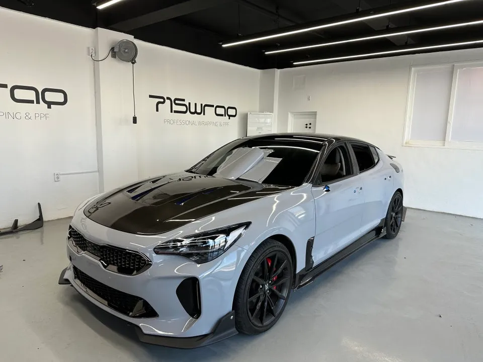 Kia Stingerのカーラッピング事例|グロス クールグレーへの変貌 施工写真 3-3