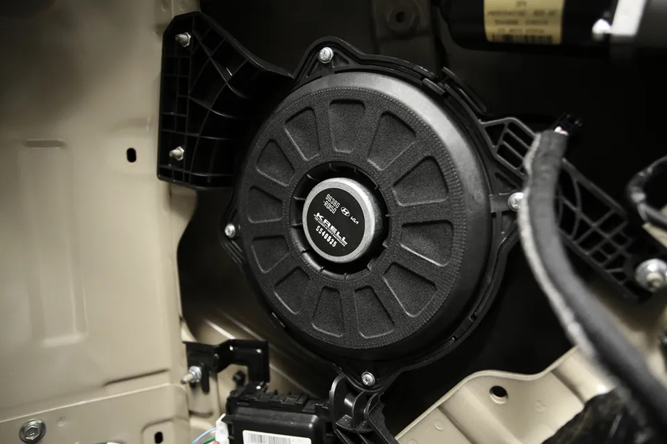 Kia Carnival KA4 car audio - Kia Carnival KA4 Audio Upgrade Review: DSP Amp & Subwoofer photo 4