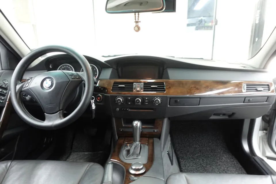 BMW 5 Seriesのカーラッピング事例|内装カスタム 施工写真 2-1