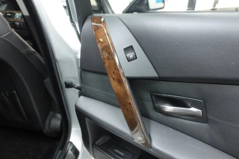 BMW 5 Seriesのカーラッピング事例|内装カスタム 施工写真 3-1