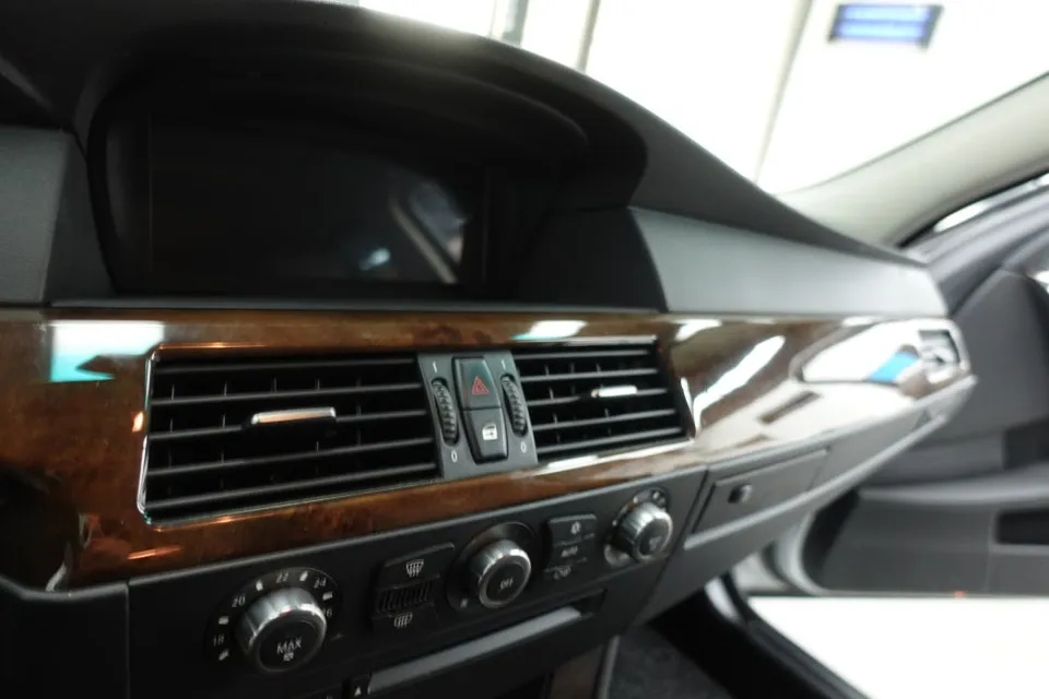 BMW 5 Seriesのカーラッピング事例|内装カスタム 施工写真 1-2