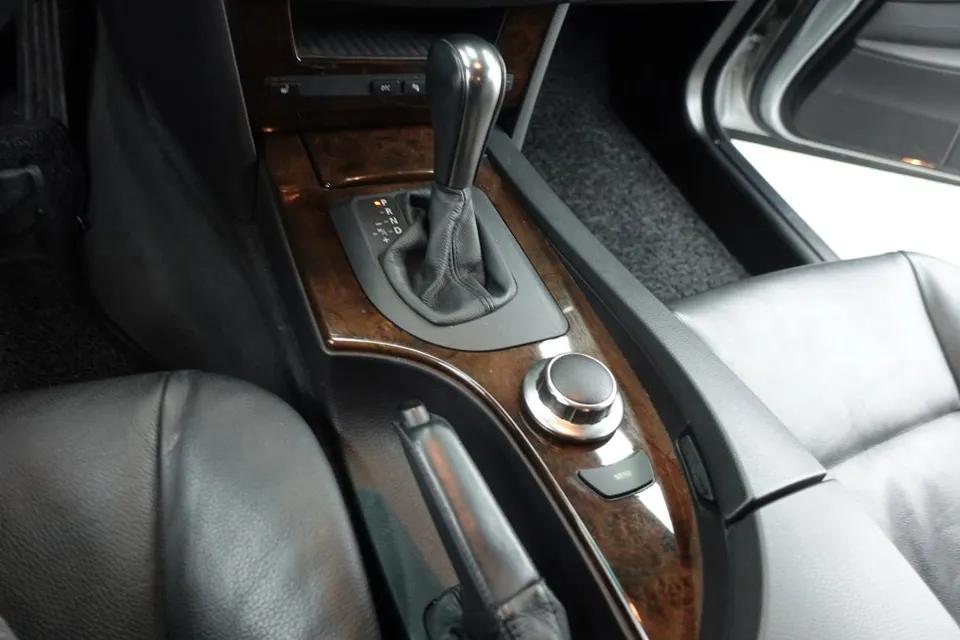 BMW 5 Seriesのカーラッピング事例|内装カスタム 施工写真 3-2