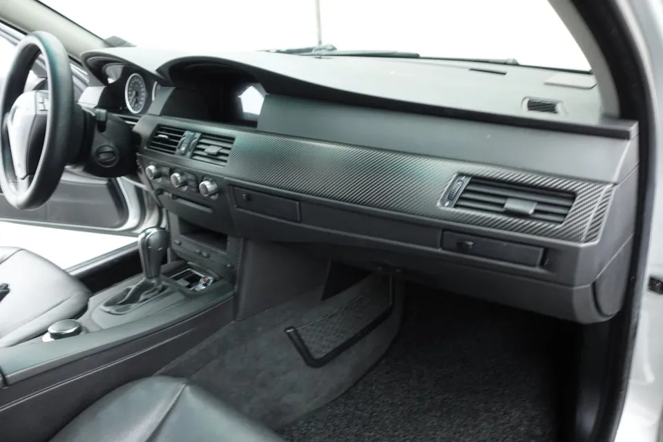 BMW 5 Seriesのカーラッピング事例|内装カスタム 施工写真 3-3
