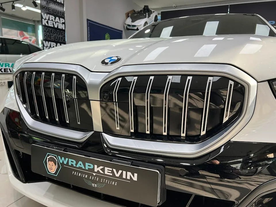 BMW 5 Series G60 vinyl wrap - BMW 5 Series G60 Wrap Review: Grille & Mirror Cost photo 4