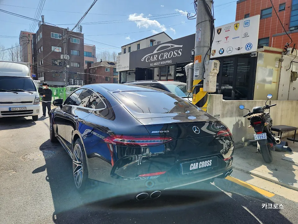 メルセデスAMG GT 43のカーラッピング事例：クロームパーツのブラックアウト 施工写真 2-1