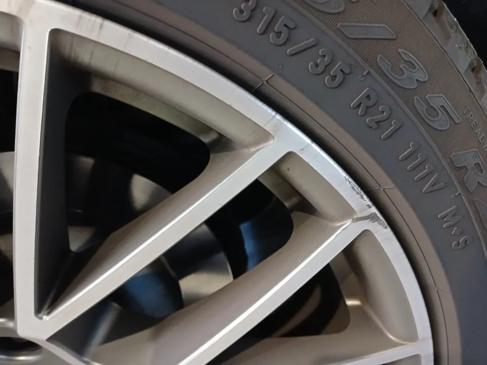 Porsche Cayenne E3のホイールリペア・塗装事例 施工写真 5
