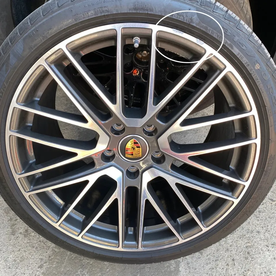 Porsche Panameraのホイールリペア・塗装事例 施工写真 3