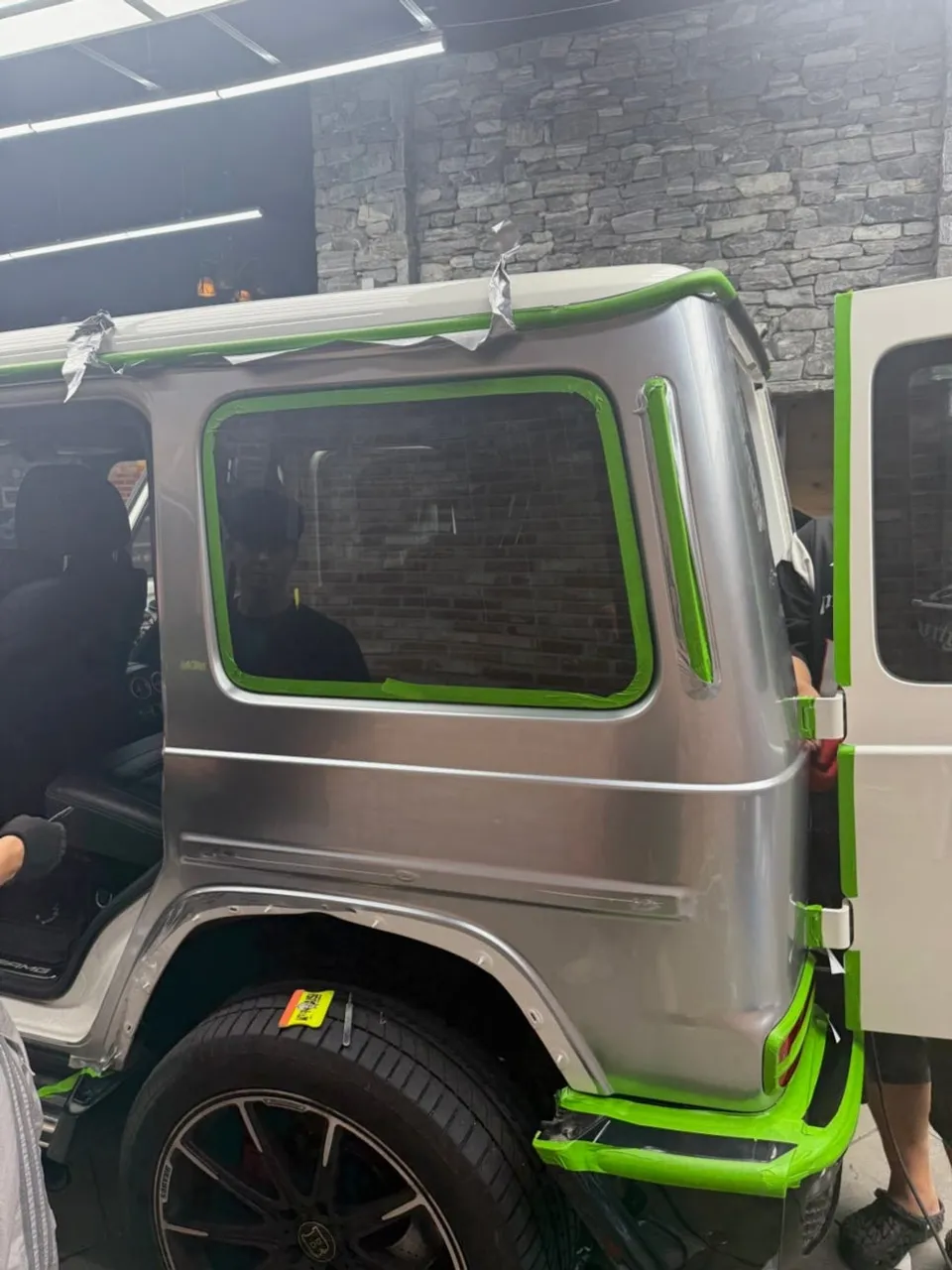 Mercedes-Benz G63 AMG vinyl wrap - Mercedes-Benz G63 AMG Vinyl Wrap Review — Silver Metallic Transfo photo 3