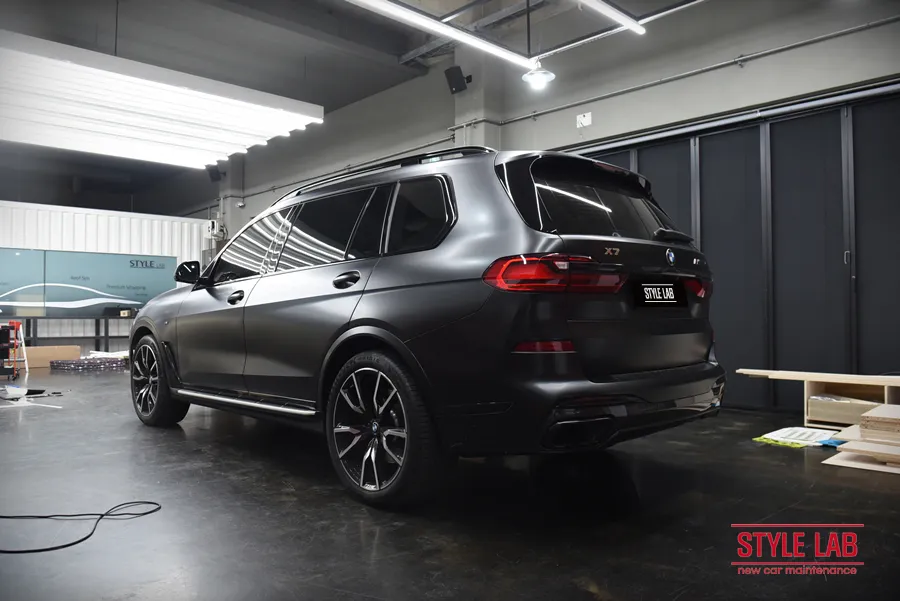 BMW X7 G07のカーラッピング事例:サテンブラックの高級感 施工写真 2-1