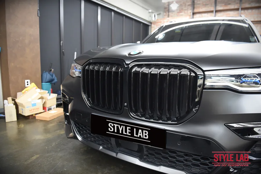 BMW X7 G07のカーラッピング事例:サテンブラックの高級感 施工写真 1-2