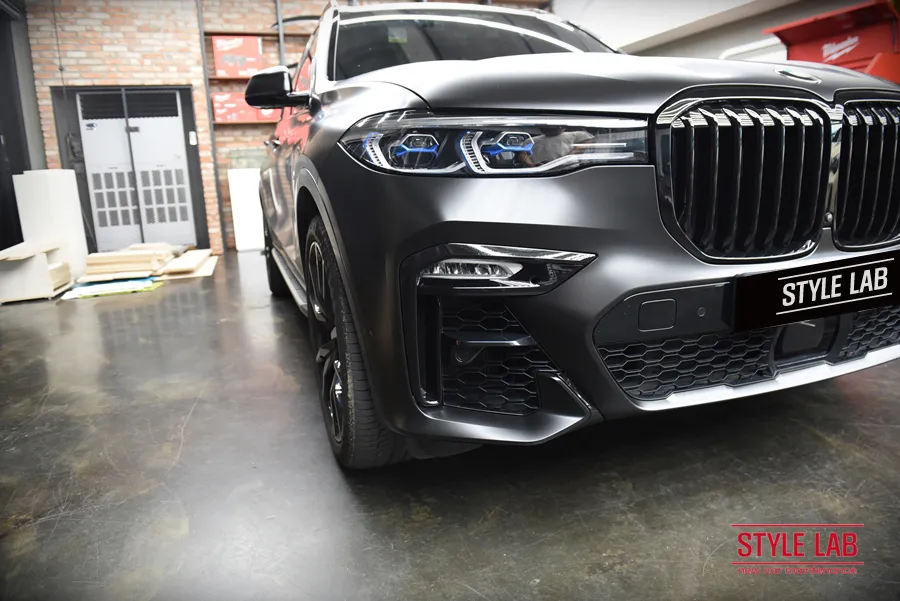 BMW X7 G07のカーラッピング事例:サテンブラックの高級感 施工写真 3-2