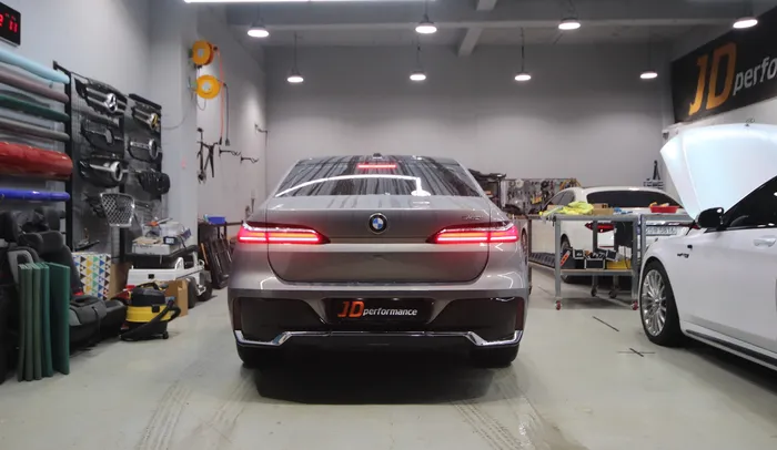 BMW 7 Series G70のデュオトン・カーラッピング事例 施工写真 2-1