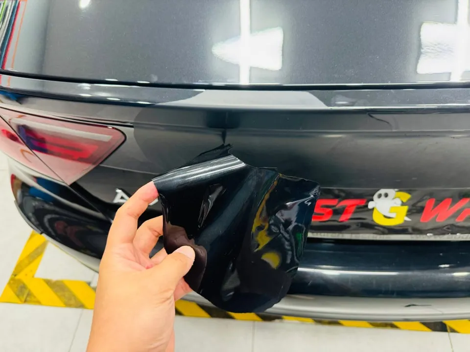 Audi A7のカーラッピング事例：トランクの塗装剥がれ補修 施工写真 1-2