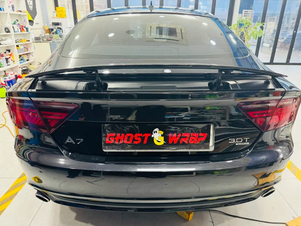 Audi A7のカーラッピング事例：トランクの塗装剥がれ補修 施工写真 2-3
