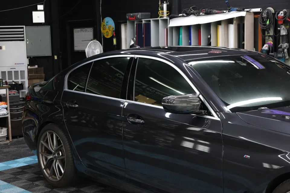 BMW 520D vinyl wrap - BMW 520D Vinyl Wrap Review: Chrome Delete for a Sleek Look photo 3
