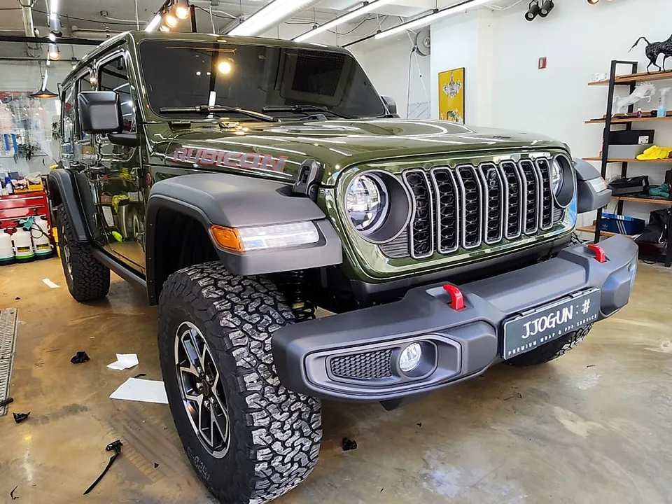 Jeep Wrangler Rubiconのカーラッピング事例|サテンブラック部分施工 施工写真 2-1