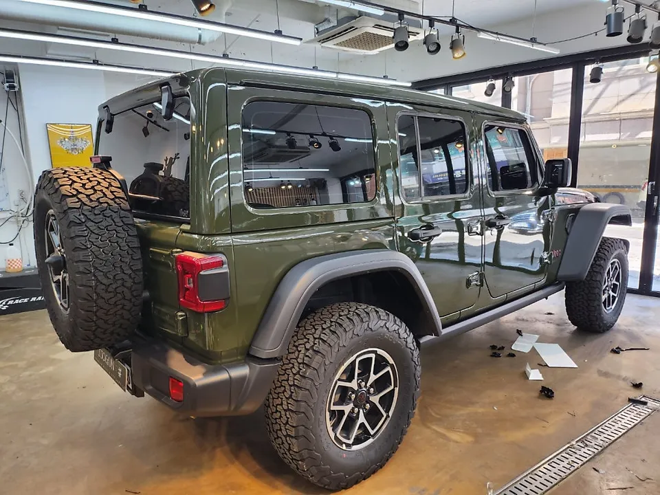 Jeep Wrangler Rubiconのカーラッピング事例|サテンブラック部分施工 施工写真 3-1