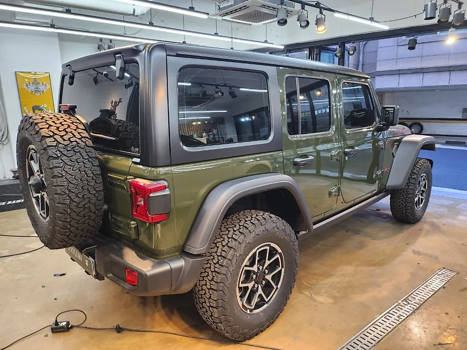 Jeep Wrangler Rubiconのカーラッピング事例|サテンブラック部分施工 施工写真 4-2