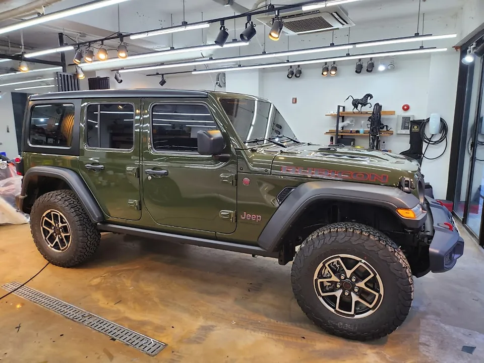 Jeep Wrangler Rubiconのカーラッピング事例|サテンブラック部分施工 施工写真 1-3
