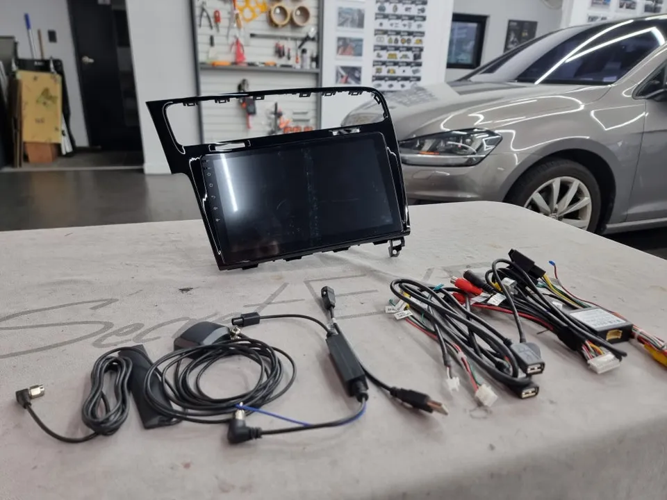 Volkswagen Golf 7th GenのAndroid Auto・CarPlay取付事例 施工写真 4-1