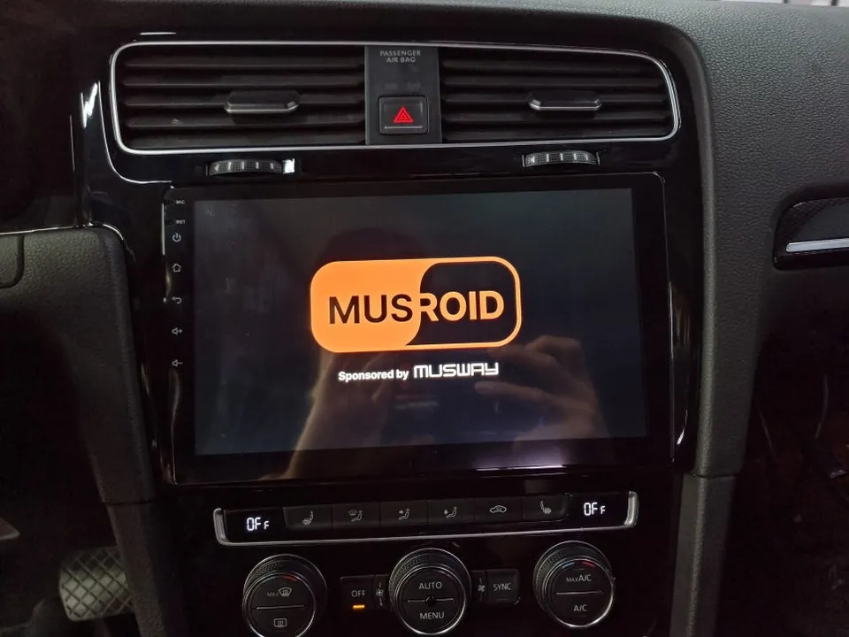 Volkswagen Golf 7th GenのAndroid Auto・CarPlay取付事例 施工写真 1-2