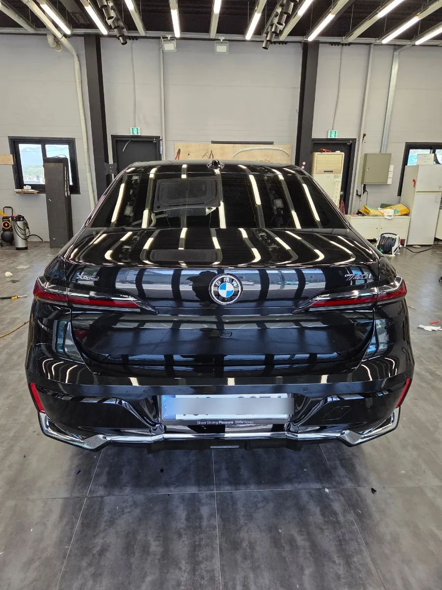 BMW 7 Seriesのカーラッピング事例|クローム除去で印象激変 施工写真 2-1