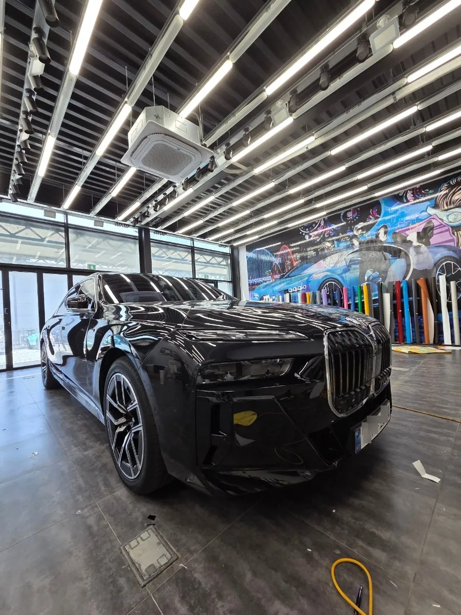 BMW 7 Seriesのカーラッピング事例|クローム除去で印象激変 施工写真 3-1